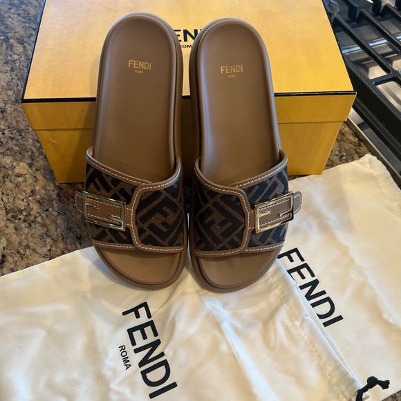Fendi feel logo leather slides - women - Picture 2 of 4